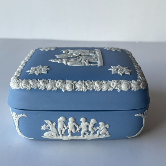 Wedgwood Jasperware Blue Square Lidded Trinket Box Cherub Cupid England - Picture 5 of 13